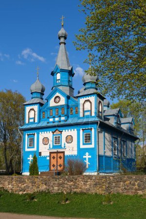 Foto de Antigua iglesia de madera antigua de la Santísima Vida Dando Trinidad en primavera. Pueblo de Telyadovichi, distrito de Kopyl, región de Minsk, Bielorrusia. - Imagen libre de derechos