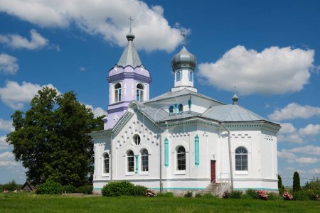 Foto de Antigua iglesia ortodoxa antigua de Ana la Justo en Mizherichi, región de Grodno, distrito de Zelva, Bielorrusia. - Imagen libre de derechos