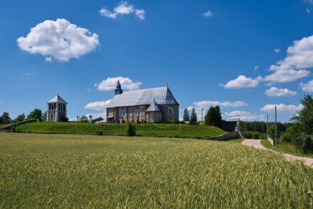 Téléchargez les photos : Ancienne église ancienne de la Sainte Trinité à Strubnitsa, quartier de Mosty, région de Grodno, Biélorussie. - en image libre de droit