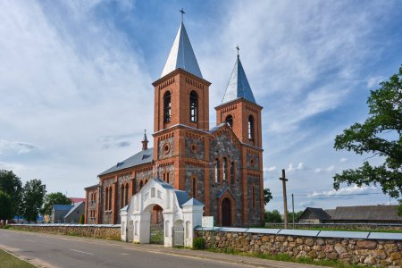 Téléchargez les photos : Ancienne église catholique des saints Siméon et Tadeusz à Lazduny, région de Grodno, Biélorussie. - en image libre de droit