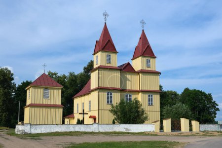 Téléchargez les photos : Ancienne église en bois de la Nativité de la Vierge Marie dans le village de Dudy, région de Grodno, Biélorussie. - en image libre de droit
