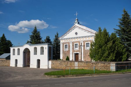 Téléchargez les photos : Ancien temple catholique de Saint Michel l'Archange à Porozovo, région de Grodno, Biélorussie. - en image libre de droit