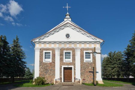 Téléchargez les photos : Ancienne église catholique de Saint Michel l'Archange à Porozovo, région de Grodno, Biélorussie. - en image libre de droit
