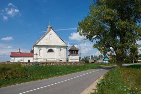 Foto de Vista de la antigua Iglesia de la Asunción de la Santísima Virgen María, Pleban, región de Minsk, distrito de Molodechno, Belarús. - Imagen libre de derechos