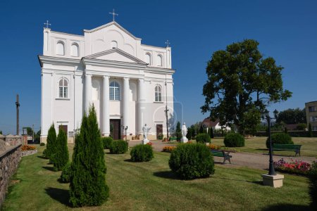 Téléchargez les photos : Ancienne église catholique des Saints Cosmas et Damian à Ostrovets, région de Grodno, Biélorussie. - en image libre de droit
