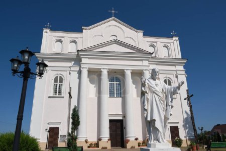 Téléchargez les photos : Ancienne église catholique des Saints Cosmas et Damian à Ostrovets ville, région de Grodno, Biélorussie. - en image libre de droit