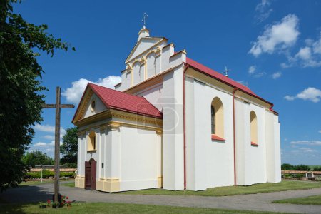 Foto de Antigua iglesia antigua de San Jorge en Kremyanitsa, distrito de Zelva, región de Grodno, Belarús. - Imagen libre de derechos
