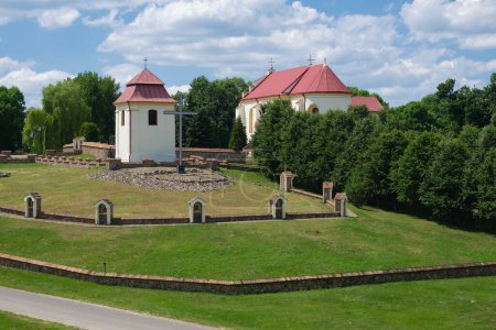 Foto de Antigua iglesia católica de San Jorge en Kremyanitsa, distrito de Zelva, región de Grodno, Belarús. - Imagen libre de derechos
