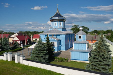 Foto de Vista de la antigua iglesia de madera de San Nicolás en la ciudad de Kobrin, región de Brest, Bielorrusia. - Imagen libre de derechos