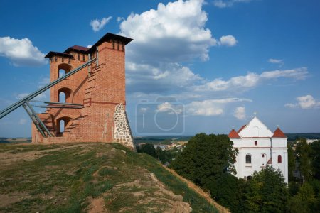 Foto de Ruinas de Torre y Castillo de Mindovg en la colina, Iglesia Farnesio de la Transfiguración del Señor en la ciudad de Novogrudok, región de Grodno, Bielorrusia. - Imagen libre de derechos