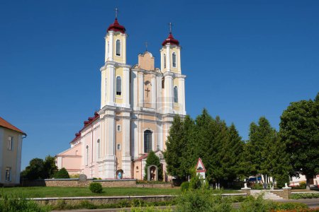 Téléchargez les photos : Ancienne église catholique de Saint George, Vornyany, région de Grodno, district d'Ostrovets, Biélorussie. - en image libre de droit