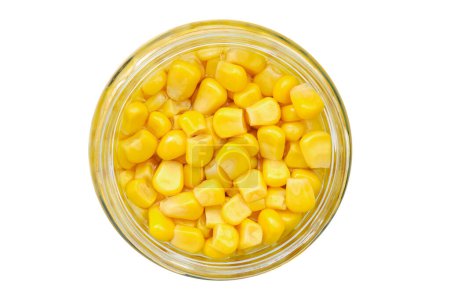Foto de Tarro de maíz dulce enlatado, aislado. Maíz dulce en escabeche sobre blanco. Vista superior. - Imagen libre de derechos