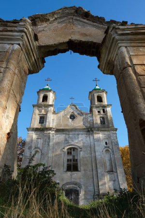 Téléchargez les photos : Vue de l'ancienne église catholique ruinée de la Sainte Trinité à Benitsa, région de Minsk, Biélorussie. - en image libre de droit