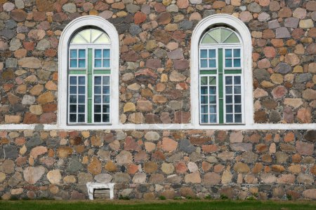 Téléchargez les photos : Fenêtres cintrées dans un vieux mur de pierre d'un vieux bâtiment. - en image libre de droit