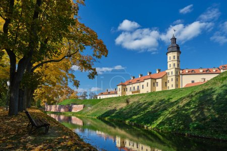 Foto de Vista de la atracción turística de Bielorrusia Castillo de Nesvizh en el paisaje de otoño. Nesvizh, región de Minsk, Belarús. - Imagen libre de derechos
