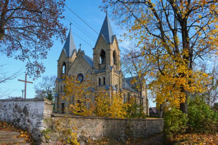 Téléchargez les photos : Ancienne église Notre-Dame du Saint Rosaire et Saint-Dominique en automne, Rakov, région de Minsk, Biélorussie. - en image libre de droit