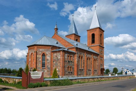 Foto de Antigua iglesia católica de San Simeón y Tadeusz en Lazduny pueblo, región de Grodno, Bielorrusia. - Imagen libre de derechos