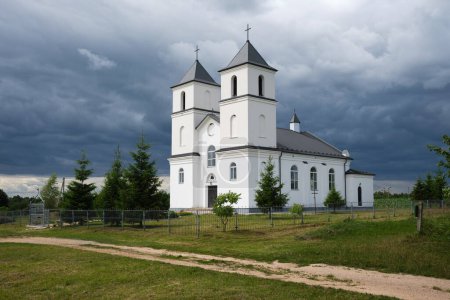 Foto de Antigua iglesia católica trinitaria en Yushkovichi, distrito de Baranovichi, región de Brest, Bielorrusia. - Imagen libre de derechos