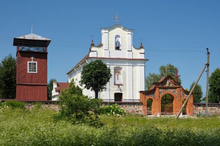 Foto de Antigua iglesia católica antigua de la Inmaculada Concepción de la Virgen María, Kostenevichi, región de Minsk, Bielorrusia. - Imagen libre de derechos