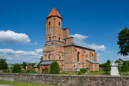 Téléchargez les photos : Ancienne église catholique de Saint-Michel à Gnezno, région de Grodno, Biélorussie. - en image libre de droit