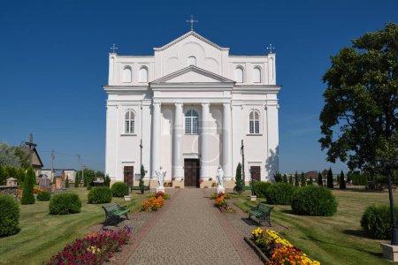 Foto de Antigua iglesia católica de los Santos Cosmas y Damián. Ostrovets, Belarús. - Imagen libre de derechos