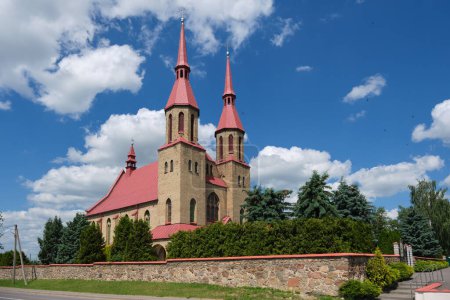 Téléchargez les photos : Ancienne église ancienne de la Sainte Trinité à Zelva, région de Grodno, Biélorussie. - en image libre de droit