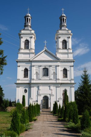 Téléchargez les photos : Ancienne église catholique de Saint André Apôtre dans le village de Lyntupy, région de Vitebsk, Biélorussie. - en image libre de droit
