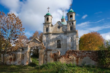 Foto de Antigua iglesia católica en ruinas de la Santísima Trinidad en otoño, Benitsa, región de Minsk, Bielorrusia. - Imagen libre de derechos