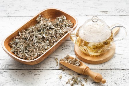 Tetera de vidrio de té de musgo islandés a base de hierbas. Pala de madera y tazón de musgo seco de Islandia. Cetraria islandica - nombre latino de la planta. Medicina herbal alternativa.