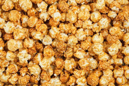 Téléchargez les photos : Fond de pop-corn. Caramel sucré popcorn gros plan, vue de dessus. - en image libre de droit