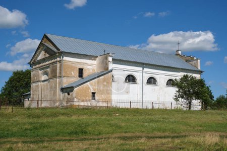 Téléchargez les photos : Ancienne église Saint-Georges dans le village de Svoyatichi, région de Brest, Biélorussie. - en image libre de droit