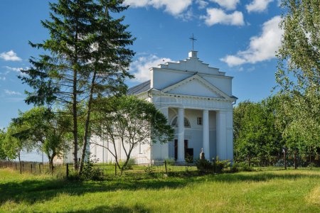 Foto de Antigua iglesia católica de San Jorge en el pueblo de Svoyatichi, región de Brest, Bielorrusia. - Imagen libre de derechos