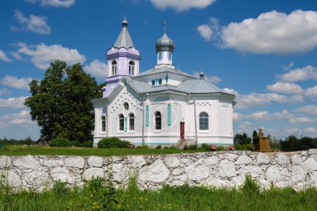 Foto de Antigua iglesia ortodoxa antigua de Ana la Justo en la aldea de Mizherichi, región de Grodno, distrito de Zelva, Bielorrusia. - Imagen libre de derechos