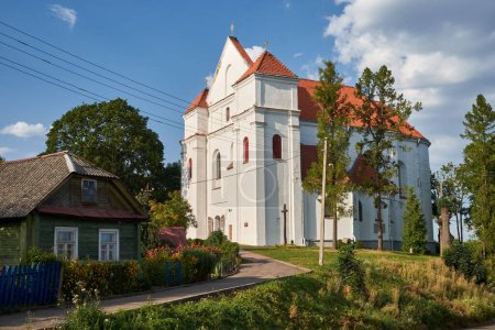 Téléchargez les photos : Vue de l'ancienne église farnaise de la Transfiguration du Seigneur à Novogrudok, Biélorussie. - en image libre de droit