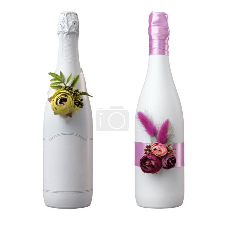 Téléchargez les photos : Deux bouteilles de champagne de mariage décorées, isolées sur fond blanc. - en image libre de droit