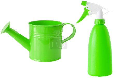 Téléchargez les photos : Arrosoir vert et flacon pulvérisateur pour l'entretien des plantes, isolé sur blanc. - en image libre de droit