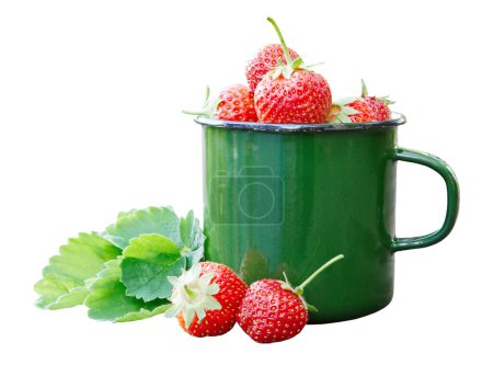 Téléchargez les photos : Tasse émaillée de fraises et de baies isolées. - en image libre de droit