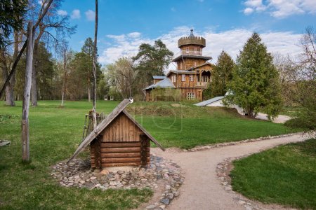 Foto de Zdravnevo, región de Vitebsk, Belarús. El lugar cerca del río Dvina occidental, donde el pintor Ilya Repin vivió y descansó en el verano. pozo de madera en primer plano. - Imagen libre de derechos