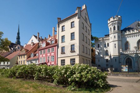 Téléchargez les photos : Ancienne place Liv et petit bâtiment médiéval de guilde dans la vieille ville de Riga, Lettonie. - en image libre de droit