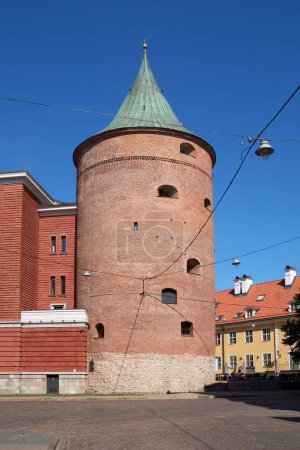 Téléchargez les photos : Ancienne tour médiévale en poudre à Riga, Lettonie - en image libre de droit