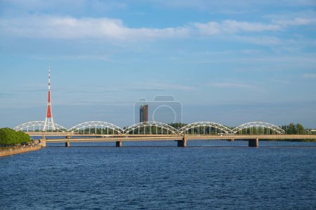 Foto de Vista del puente ferroviario sobre el río Daugava y la Torre de Radio y Televisión de Riga. Riga, Letonia. - Imagen libre de derechos