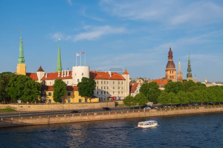 Foto de Vista del casco antiguo de Riga, castillo de Riga y río Daugava, Riga, Letonia. - Imagen libre de derechos