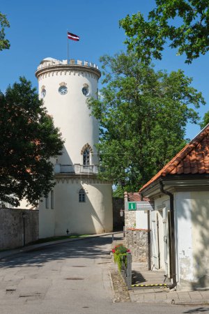 Téléchargez les photos : Attraction touristique lettone - Tour du château blanc. Une partie des ruines antiques du château livonien dans la vieille ville de Cesis, Lettonie. - en image libre de droit