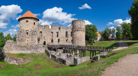 Téléchargez les photos : Attraction touristique lettone - ruines du château médiéval Livonien, murs en pierre et tours dans la vieille ville de Cesis, Lettonie. - en image libre de droit