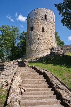 Foto de Atracción turística letona torre y ruinas del castillo medieval Livoniano de Cesis en la ciudad de Cesis, Letonia. - Imagen libre de derechos
