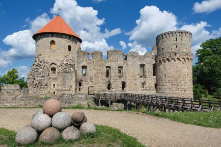 Foto de Atracción turística letona - ruinas del castillo medieval, murallas de piedra y torres en la ciudad de Cesis, Letonia. - Imagen libre de derechos