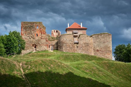 Foto de Atracción turística letona: ruinas del castillo medieval de Bauska y los restos de un palacio posterior. Ciudad de Bauska, Letonia. - Imagen libre de derechos