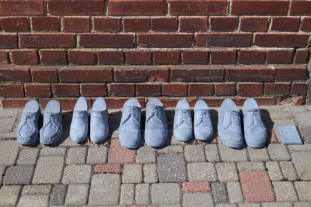 Téléchargez les photos : Cesis, Lettonie, 17 juillet 2023 : chaussures dans les rues de Cesis en mémoire des victimes du génocide du peuple juif. Cesis, Lettonie. - en image libre de droit