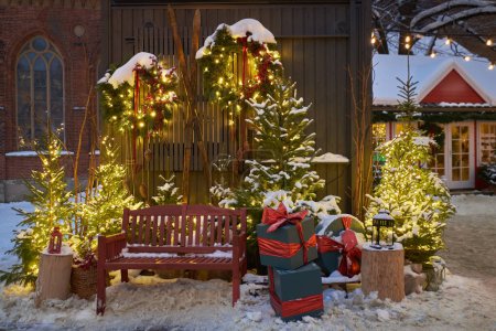 Téléchargez les photos : Couronne de Noël en épicéa naturel sur la porte vintage. - en image libre de droit