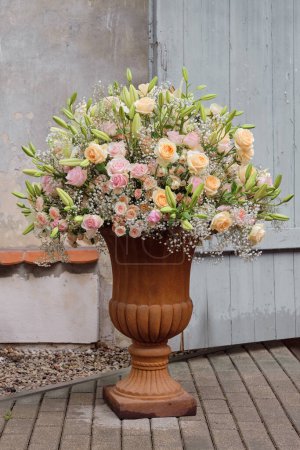Téléchargez les photos : Bouquet luxueux de roses, de lys et de fleurs de gypsophile dans un grand vase classique. - en image libre de droit